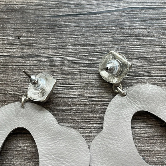 Stella & Dot Silver Bead Gray Dove Leather Lightweight Statement Earrings - Picture 4 of 7